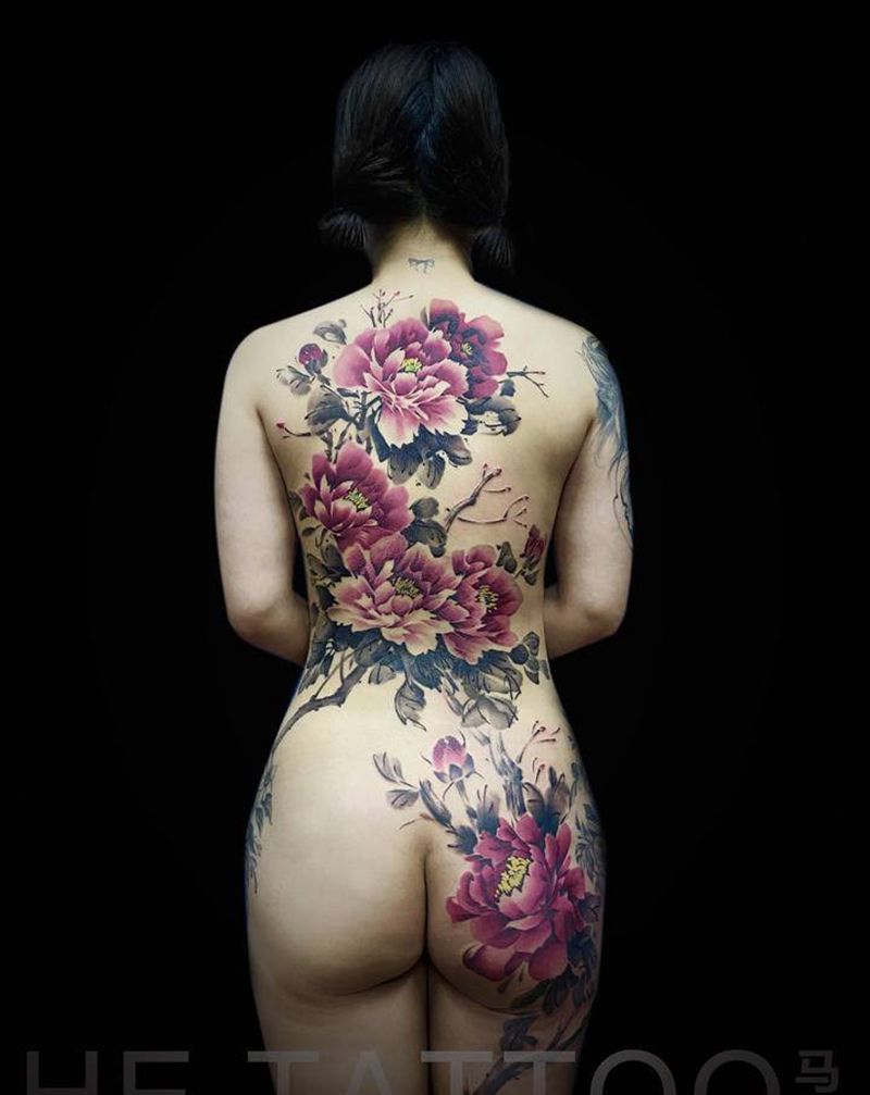 牡丹纹身图片_背部臀部水墨纹身图案