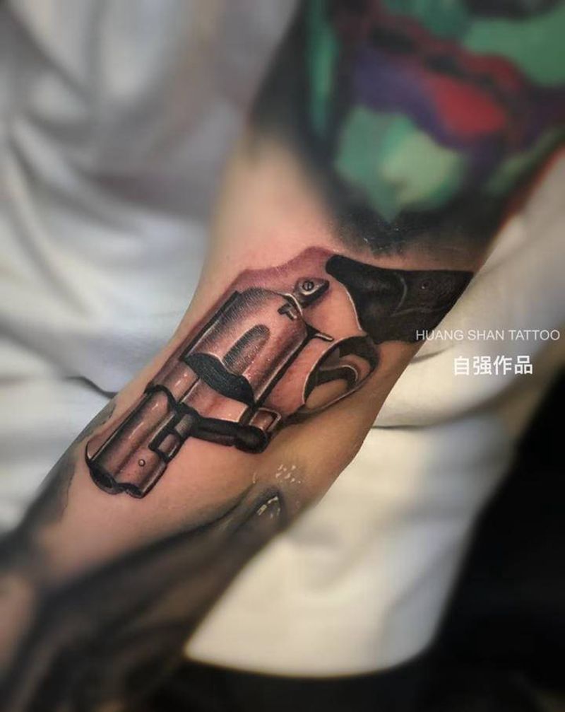左轮手枪纹身图片_手臂欧美写实纹身图案