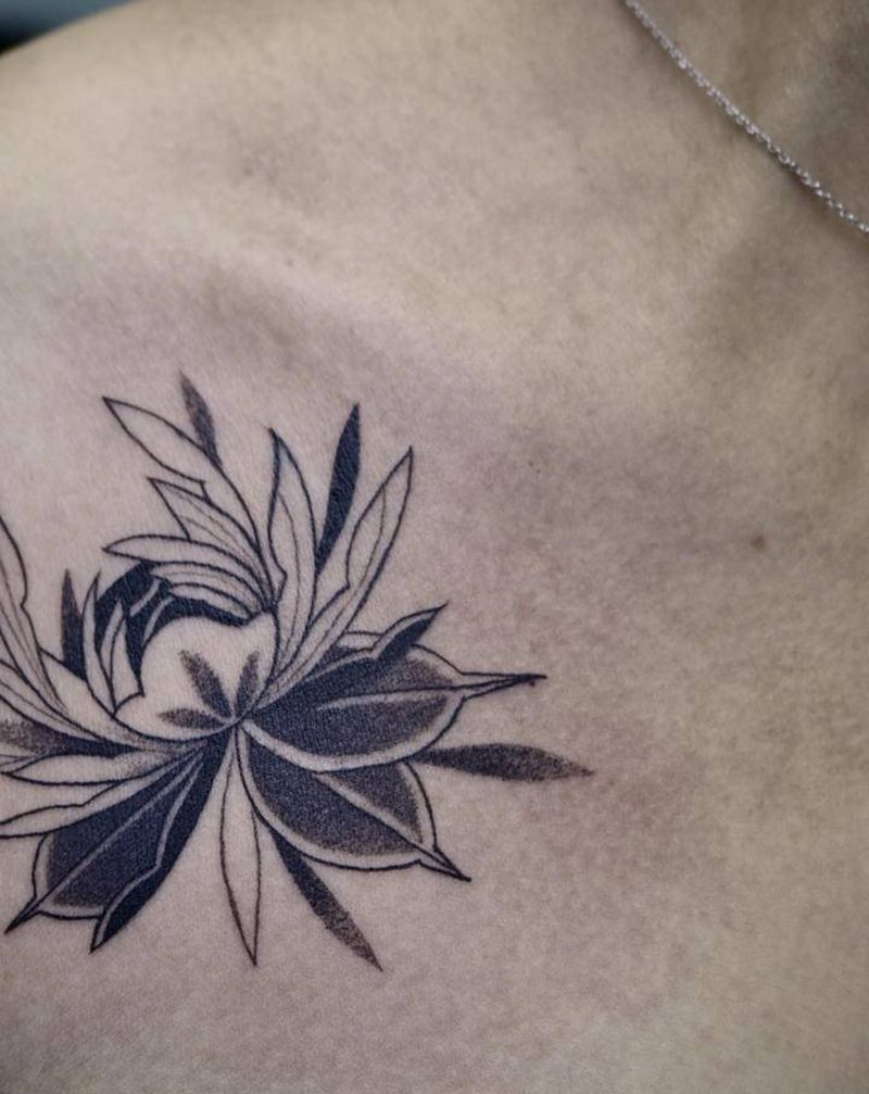 素花纹身图片_胸部点刺素花纹身图案