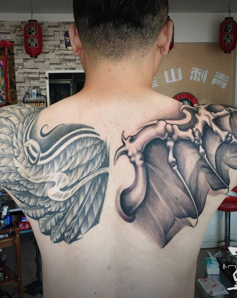 天使与恶魔翅膀纹身图片_肩部手臂新传统欧美写实纹身图案