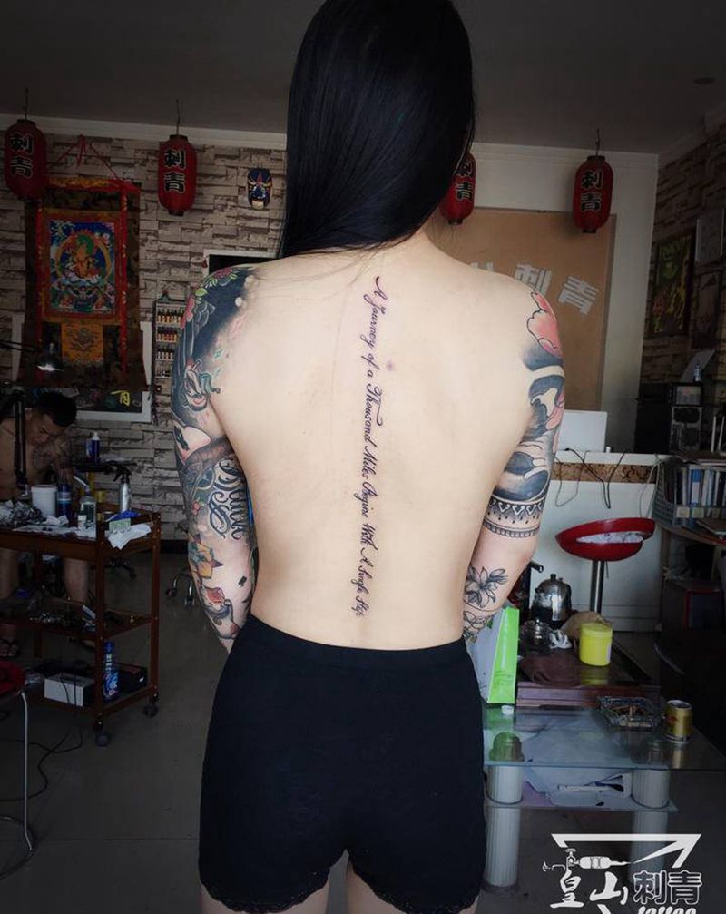 美女英文纹身图片_背部花体字纹身图案