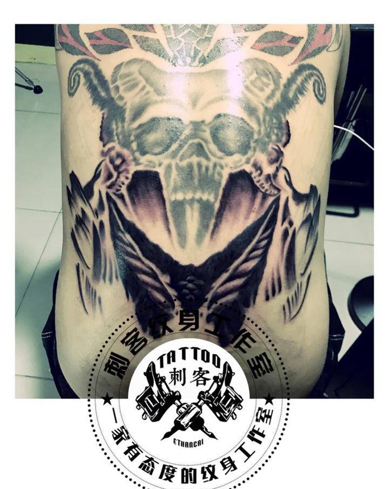 撒旦今日进度纹身图片_背部纹身图案