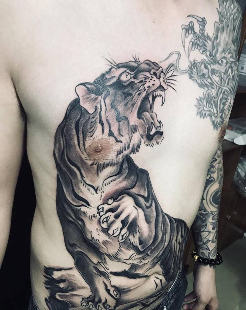 老鼠戏带鱼纹身图片_胸部纹身图案