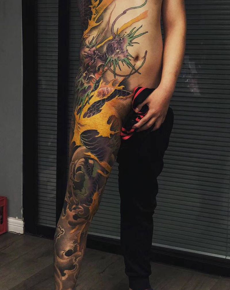 长虫纹身图片_腿部腰部新传统纹身图案