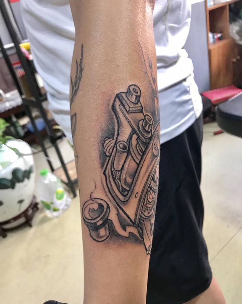 纹身机纹身图片_手臂New School纹身图案