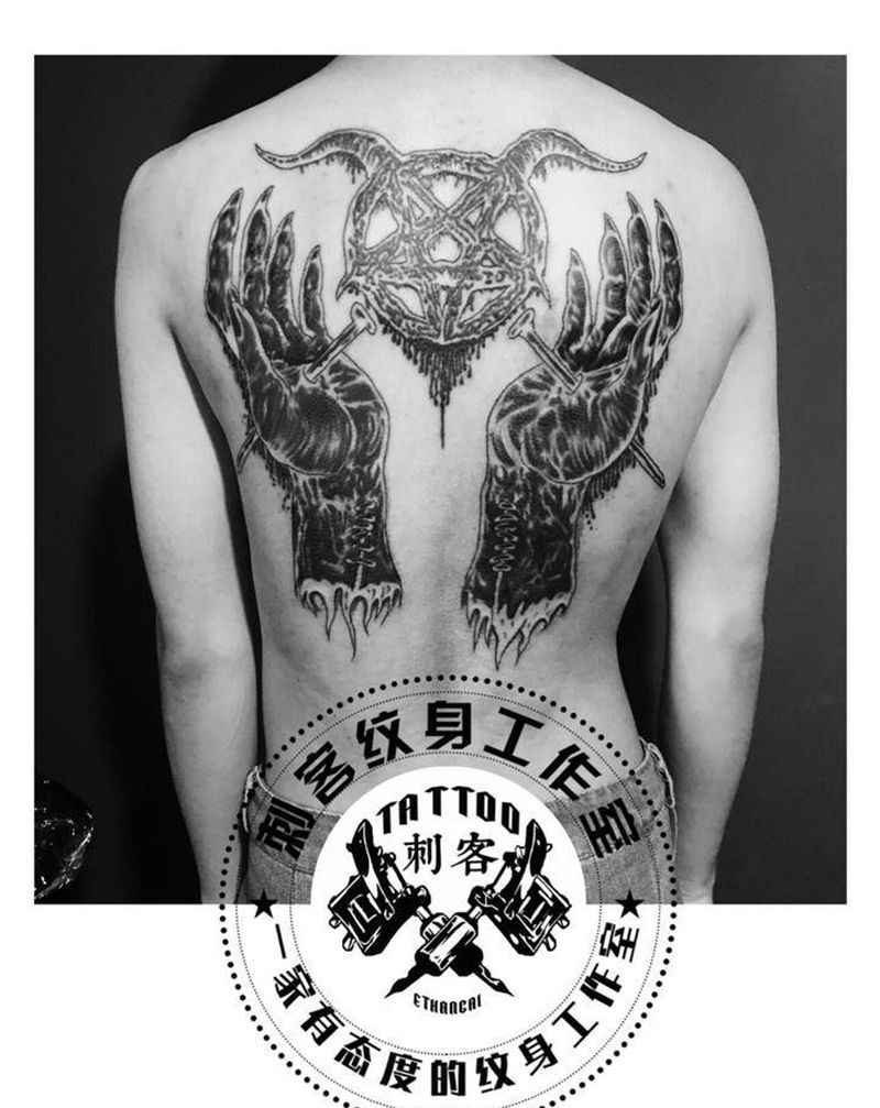 恶魔之手纹身图片_背部纹身图案