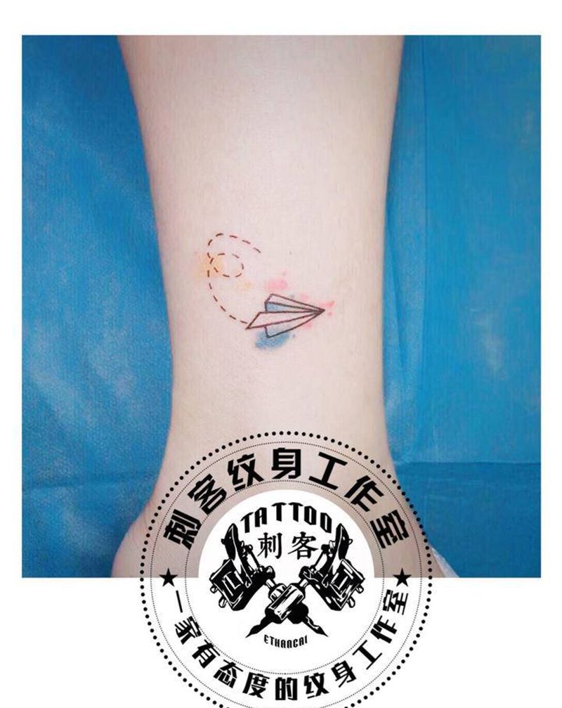 灰机纹身图片_腿部纹身图案