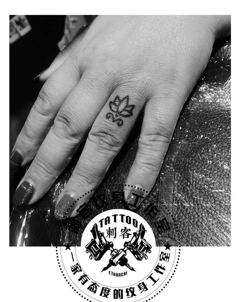 莲花纹身图片_手部纹身图案