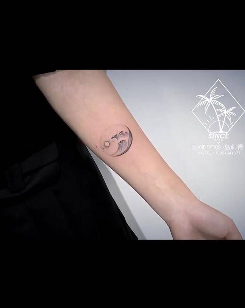 手腕海浪纹身图片_手臂纹身图案