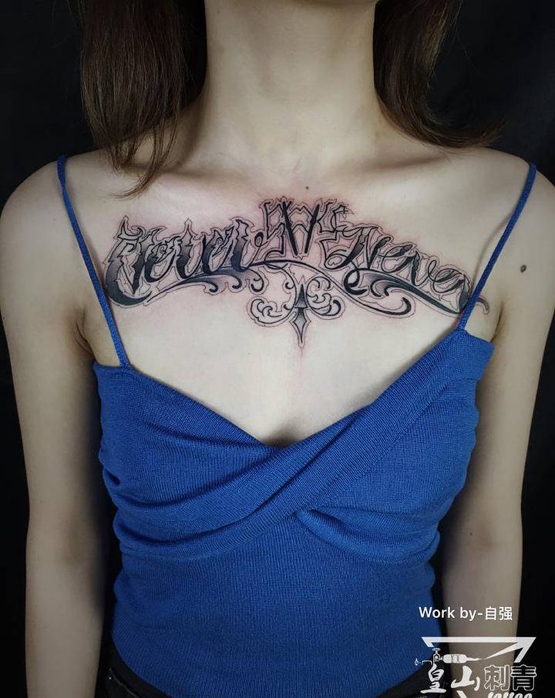 奇卡诺花体英文花胸纹身图片_胸部花体字纹身图案