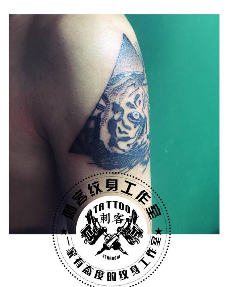 点刺小脑斧纹身图片_点刺纹身图案