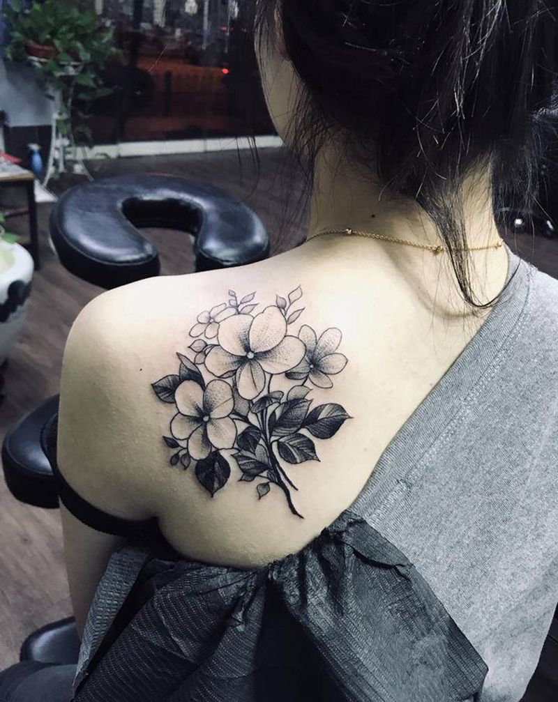 素花纹身图片_肩部点刺纹身图案