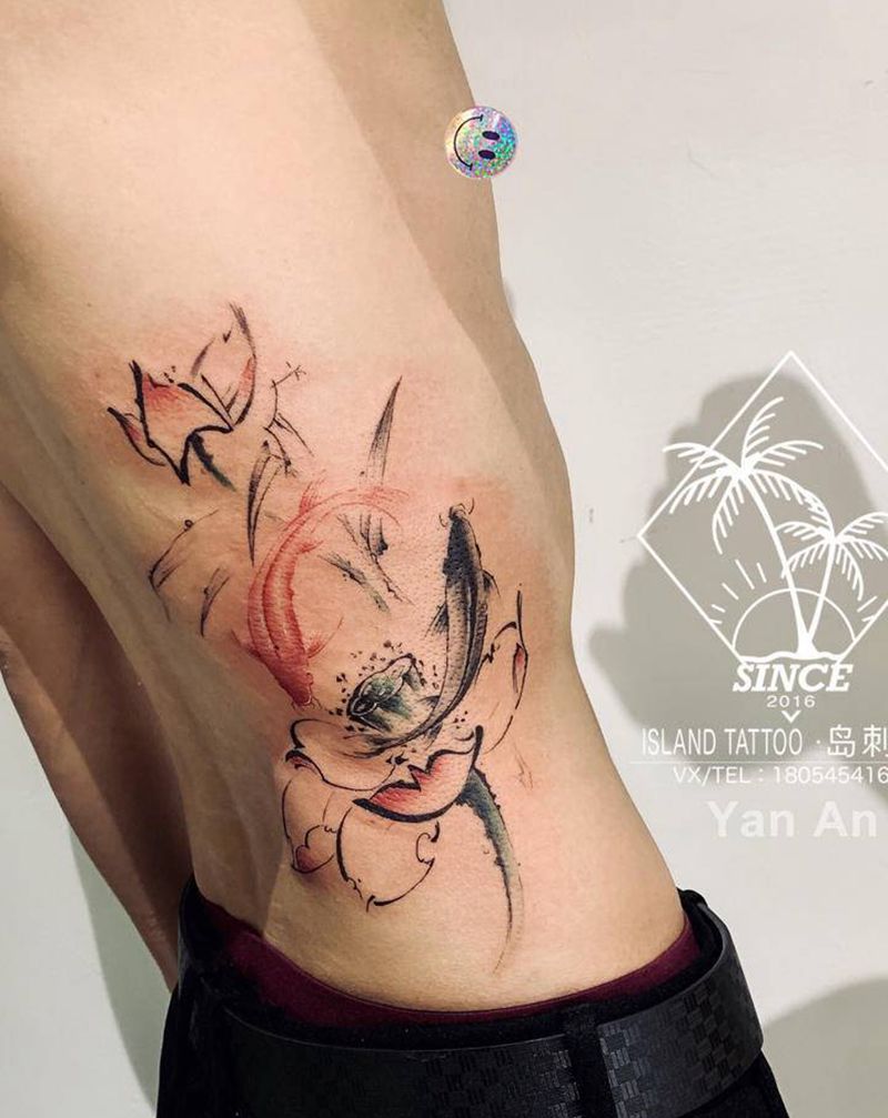 荷花与鱼纹身图片_腰部纹身图案