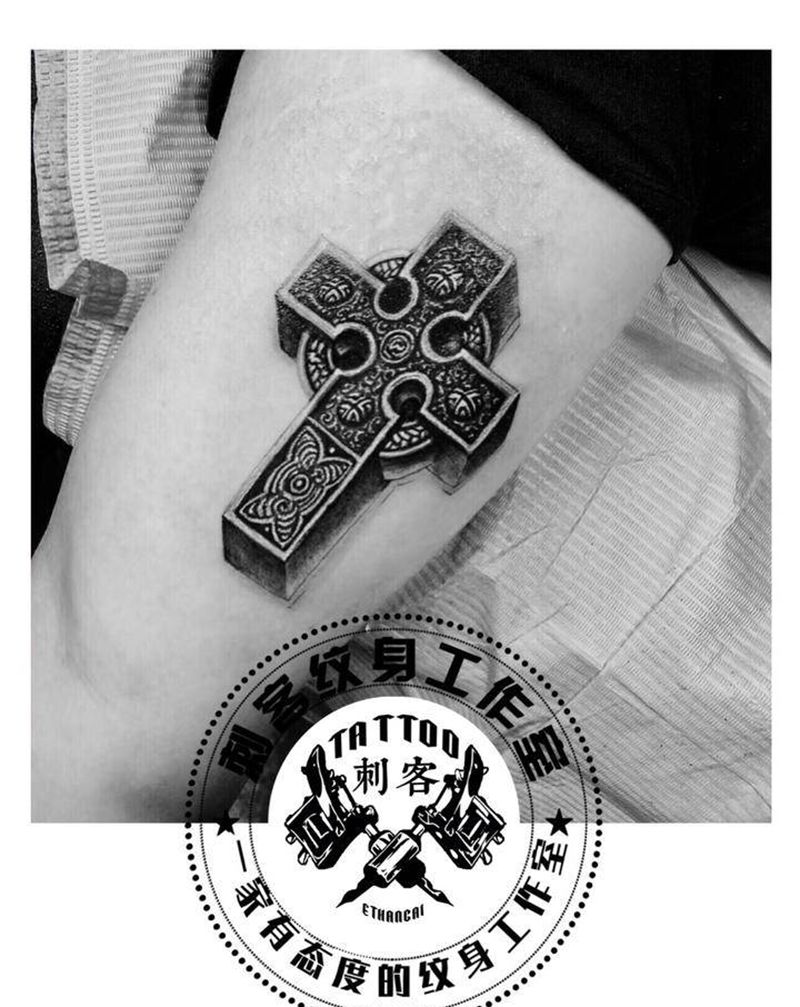 哥特十字架纹身图片_腿部纹身图案