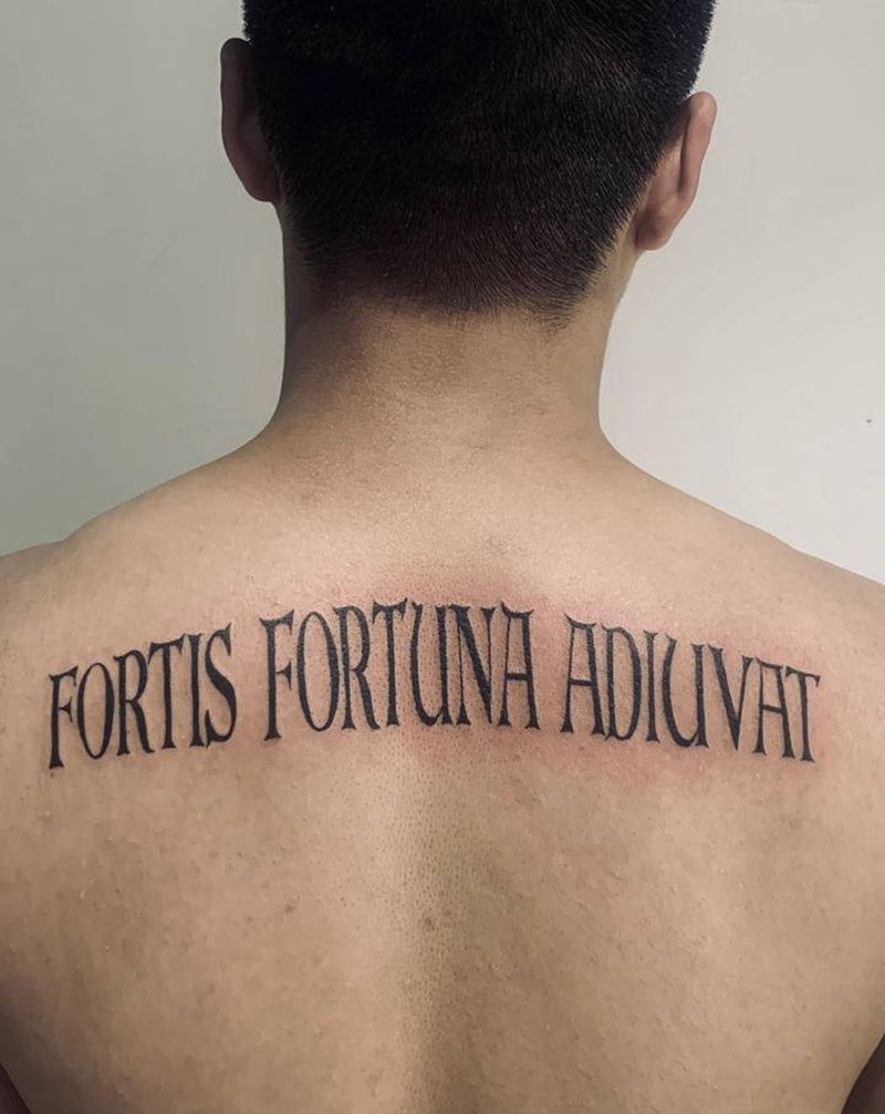 “命运垂青勇者”纹身图片_背部纹身图案