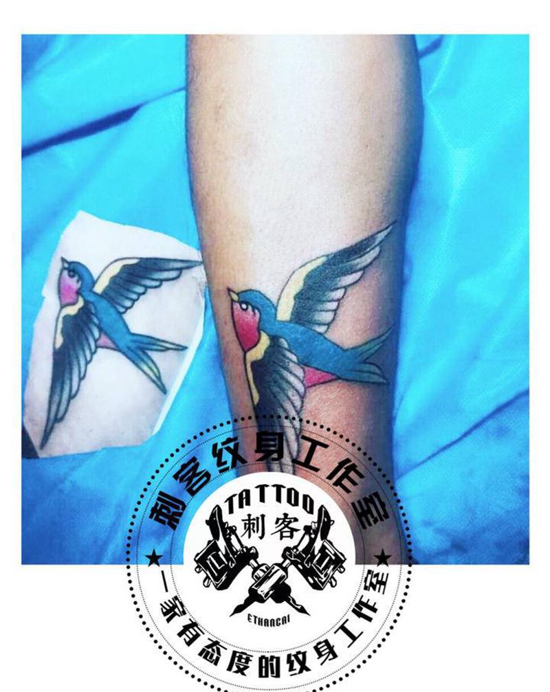 穿花衣纹身图片_脚部纹身图案