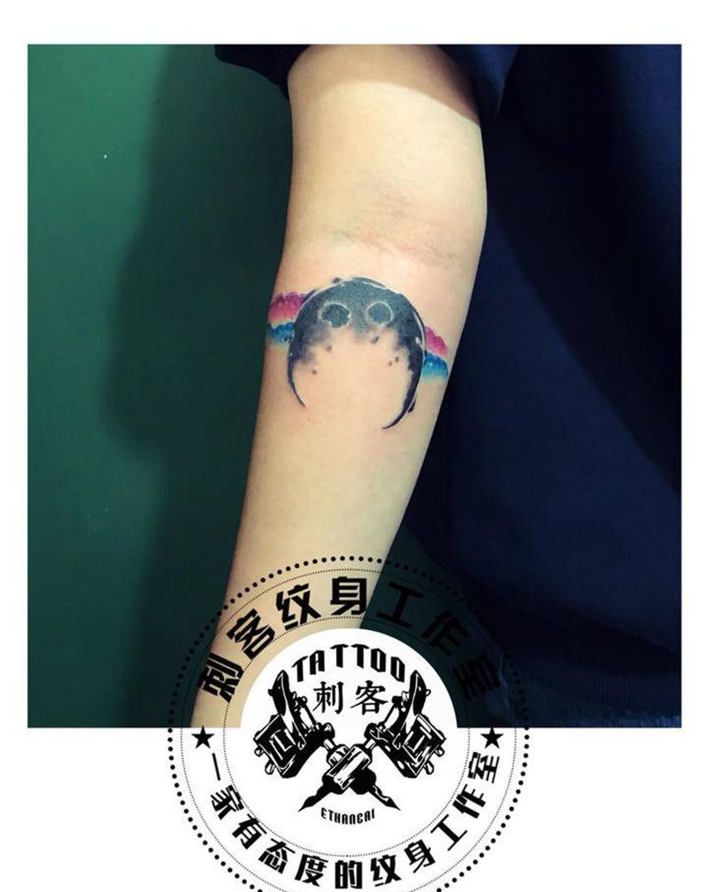 月亮纹身图片_手臂纹身图案