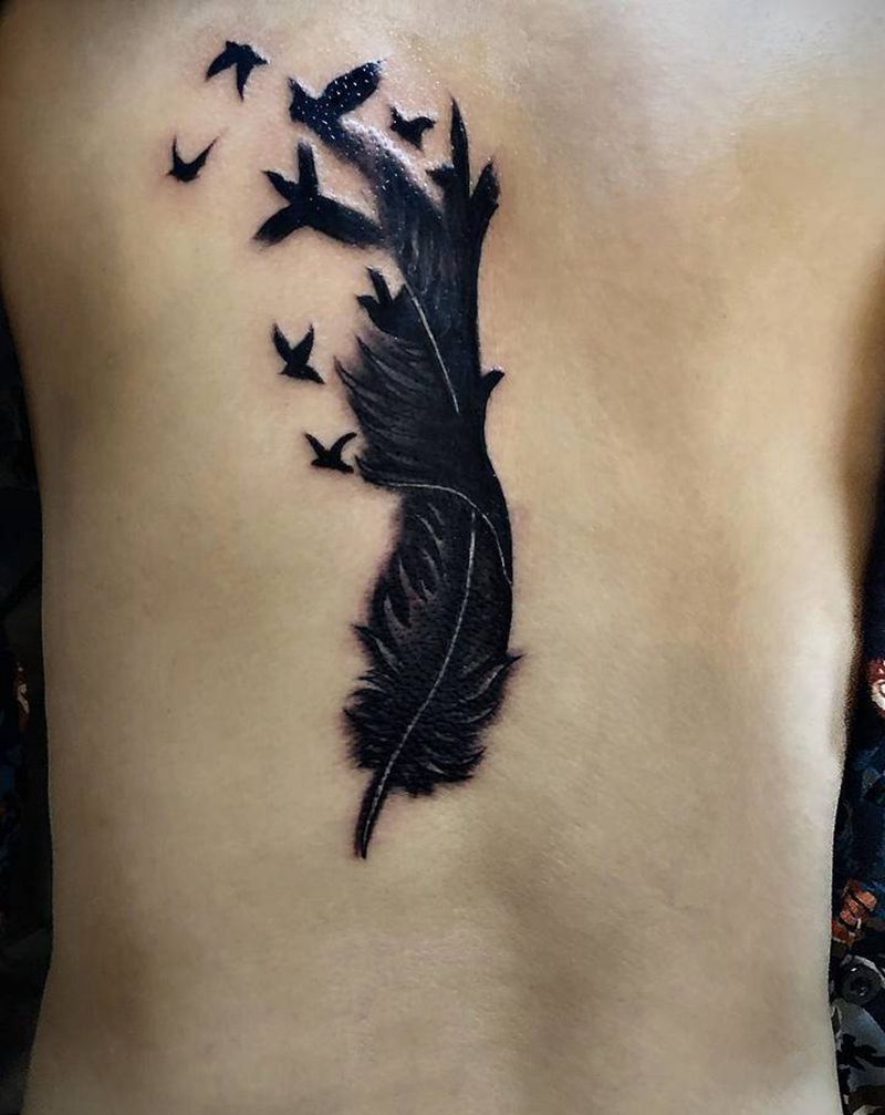 羽毛遮盖纹身图片_背部纹身图案
