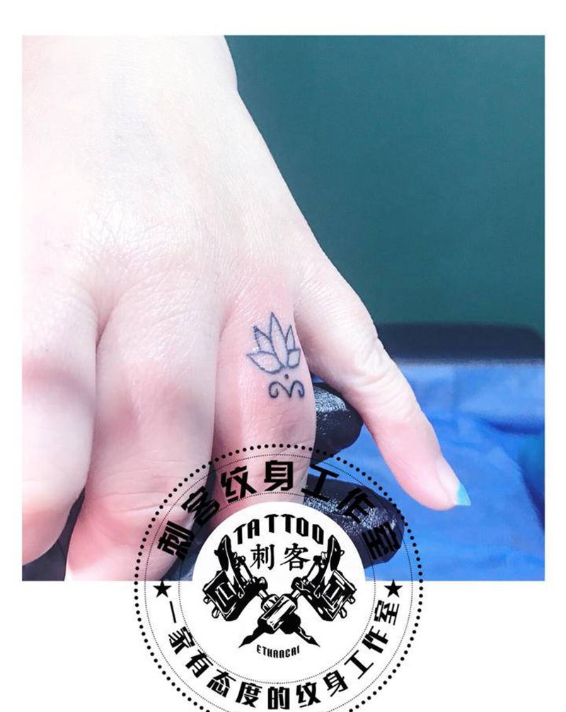 莲纹身图片_手部纹身图案