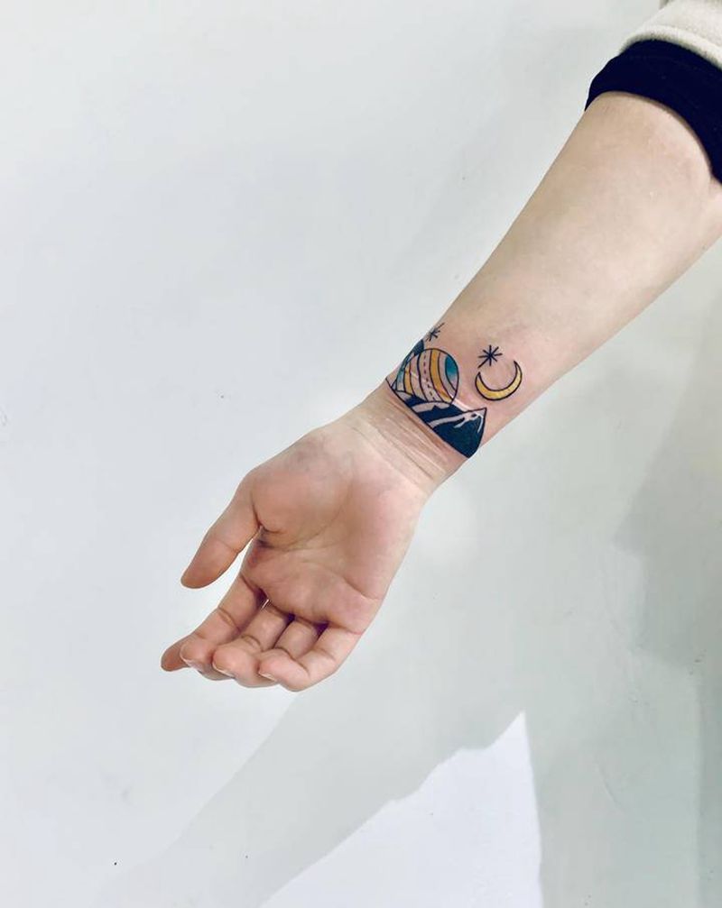 日月壁环纹身图片_手臂纹身图案