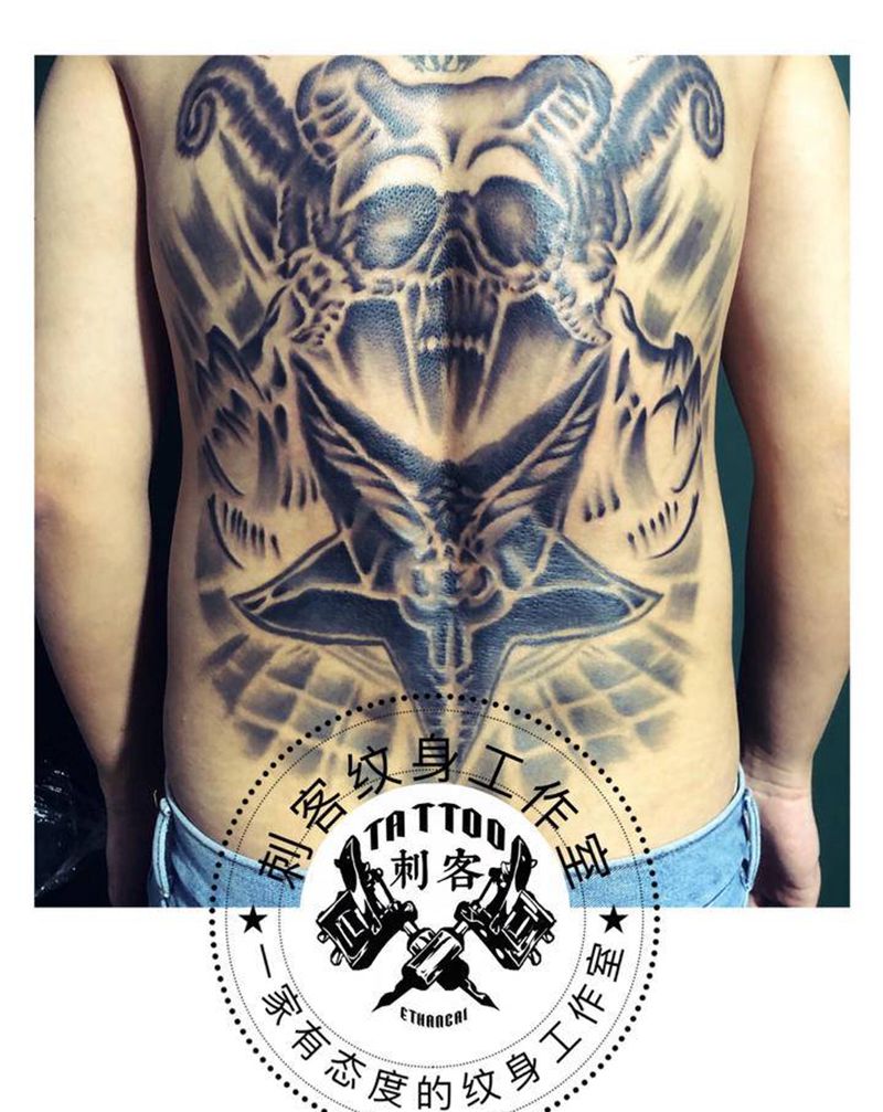 撒旦未完成纹身图片_背部纹身图案