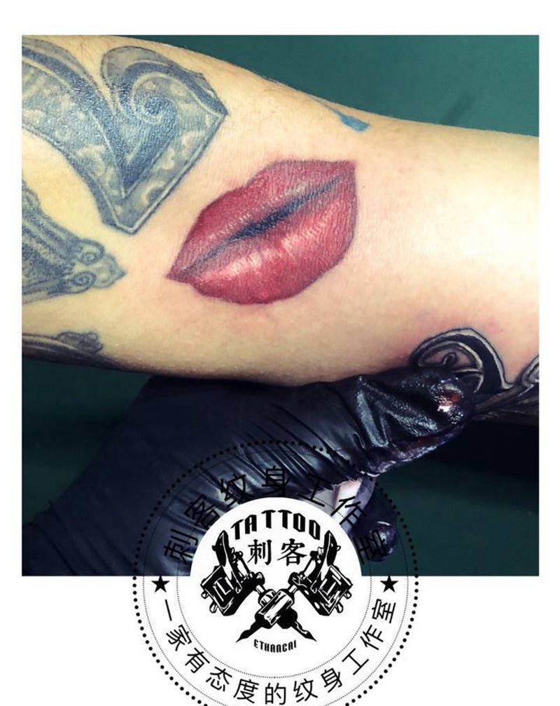 女朋友嘴唇纹身图片_手臂纹身图案
