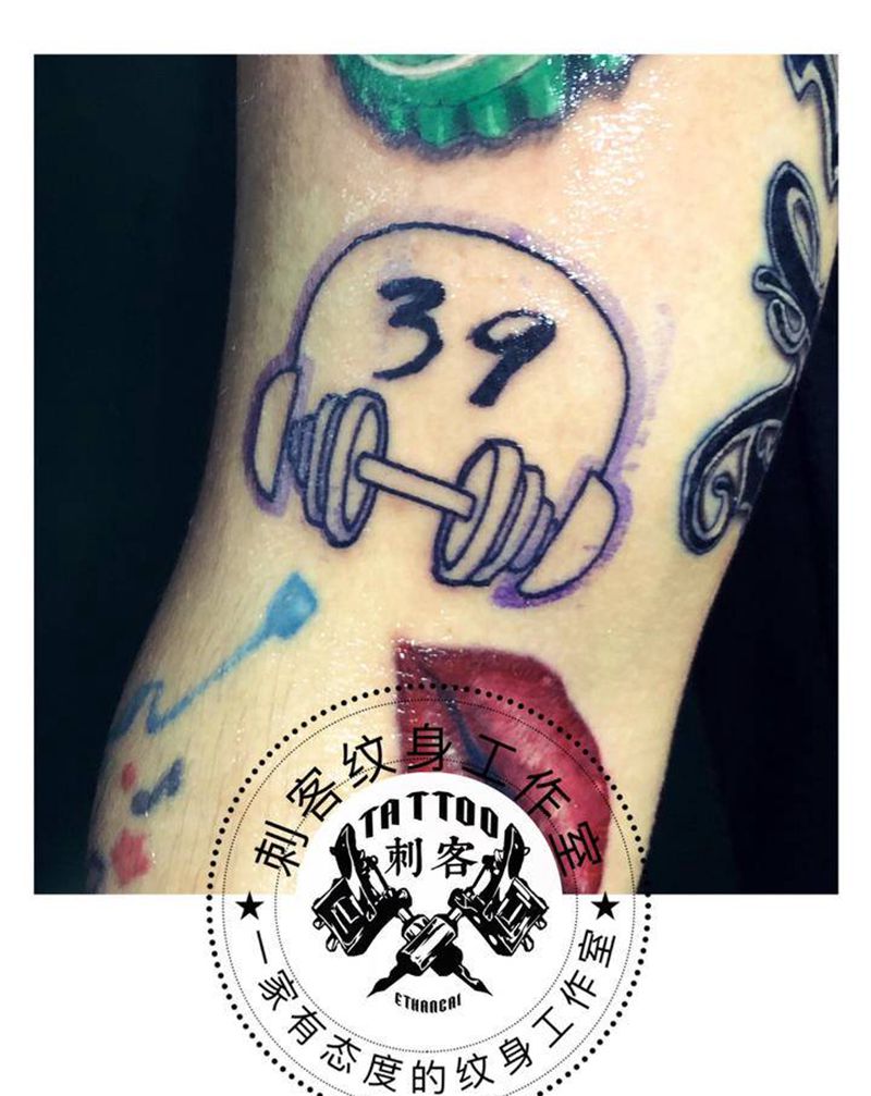 哑铃纹身图片_手臂纹身图案