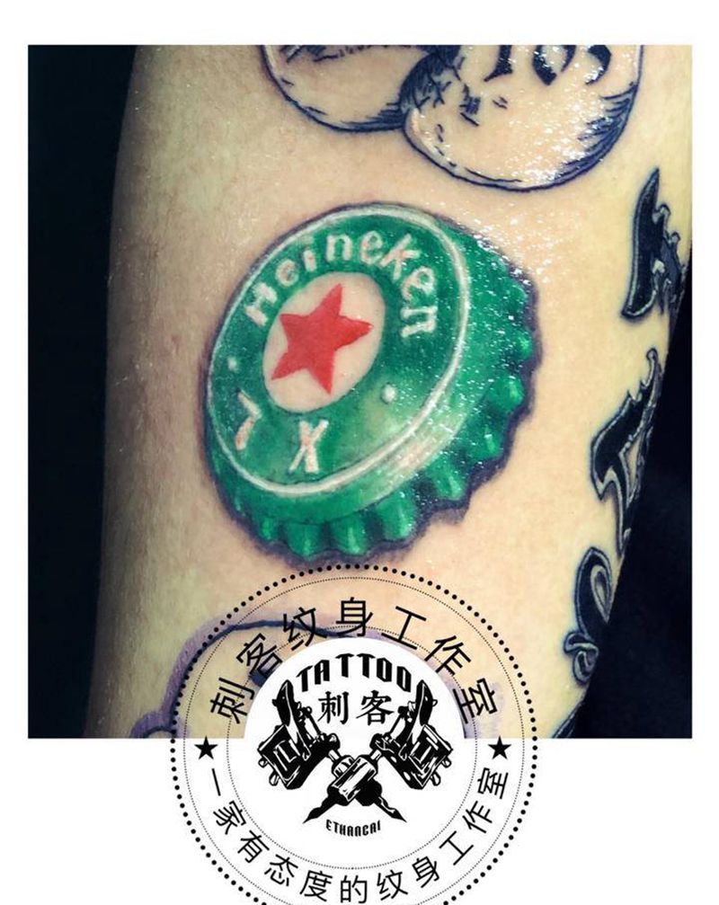 喜力啤酒盖纹身图片_手臂纹身图案