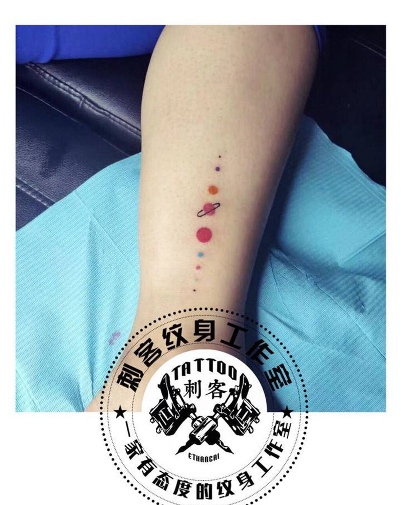 太阳系纹身图片_腿部纹身图案