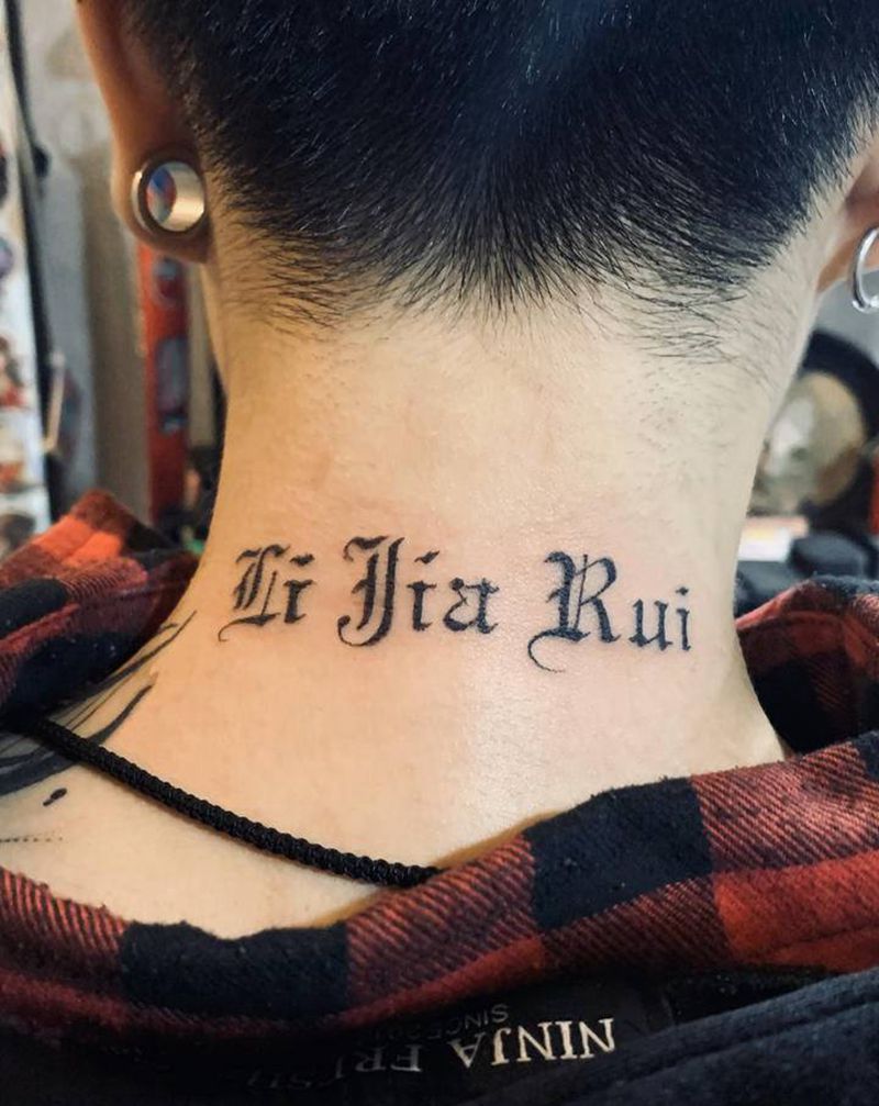 哥特纹身图片_颈部花体字纹身图案