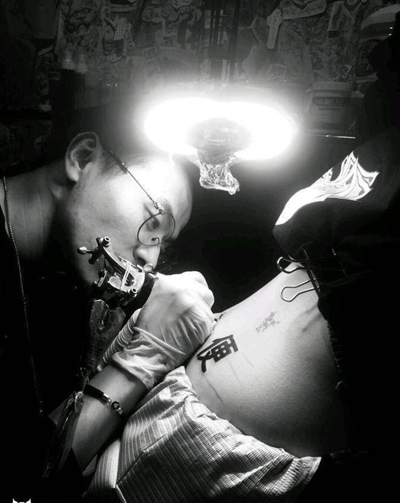 字纹身图片_臀部纹身图案