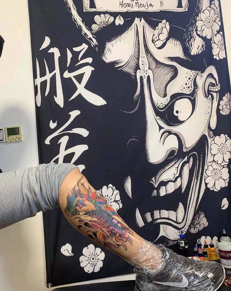 锦鲤纹身图片_腿部新传统纹身图案