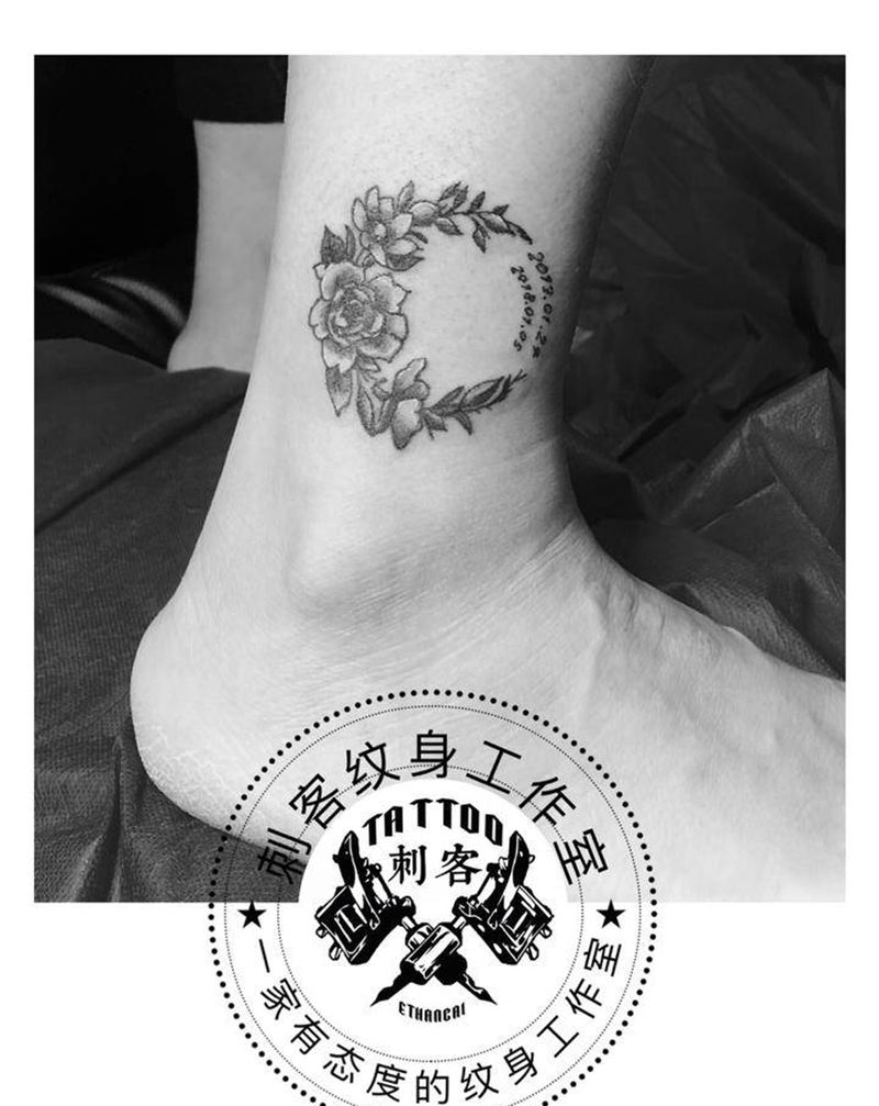 花环与孩子生日纹身图片_脚部纹身图案
