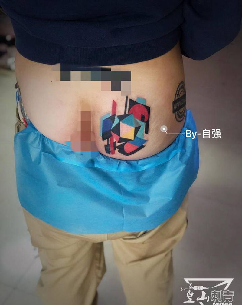 自强作品纹身图片_臀部几何纹身图案