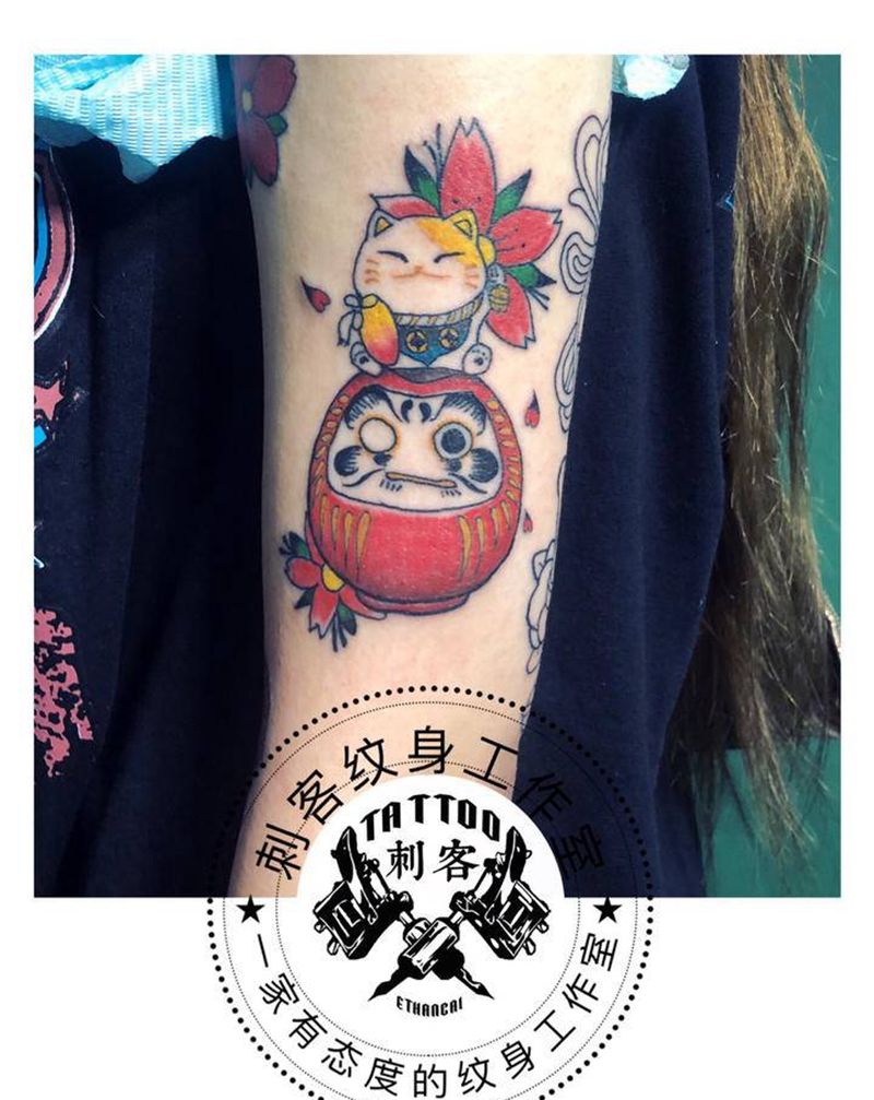 招财猫与达摩蛋纹身图片_手臂纹身图案