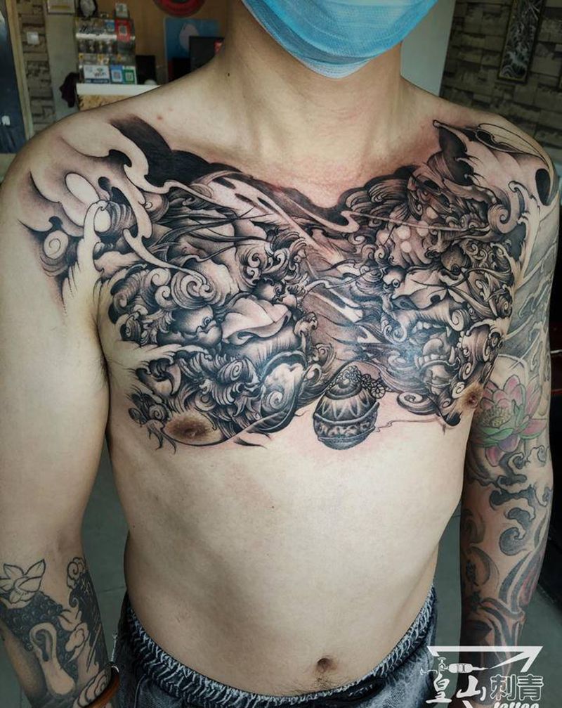 双福狮花胸纹身图片_胸部新传统纹身图案