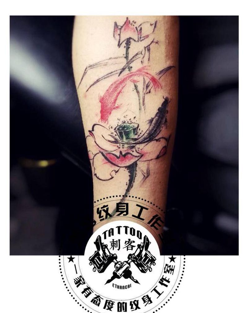 鱼与莲纹身图片_腿部纹身图案