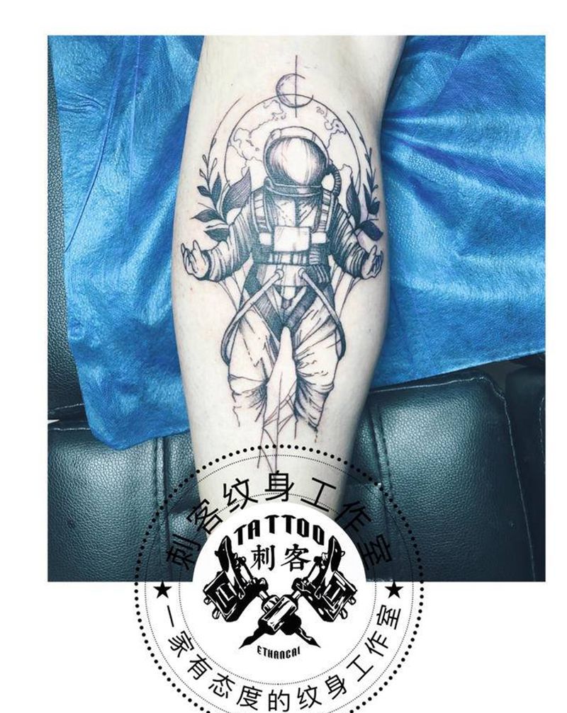 宇航员纹身图片_腿部纹身图案