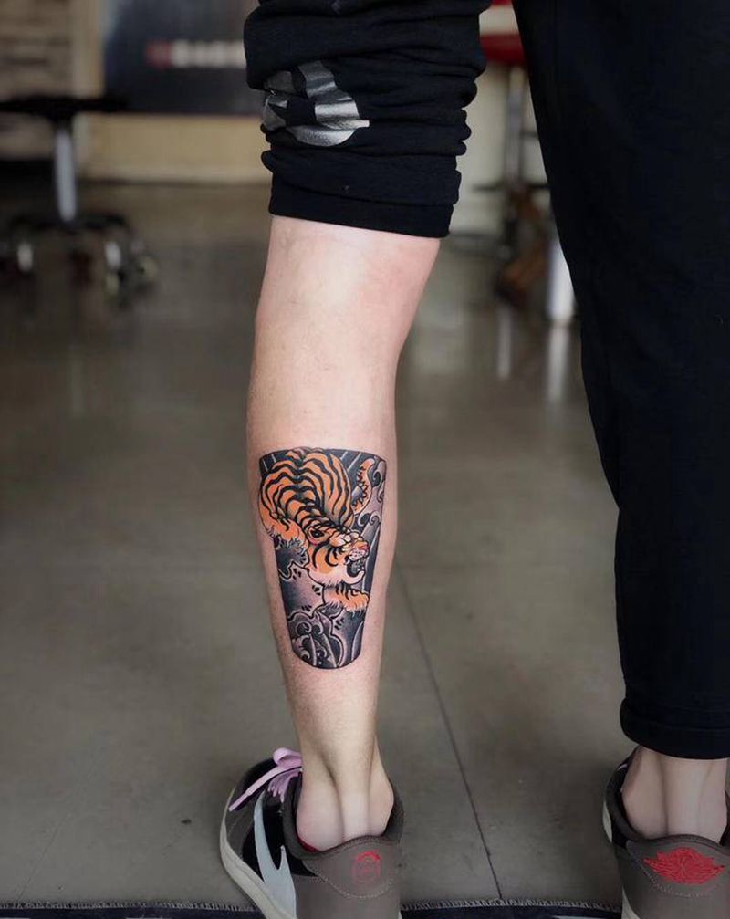 下山虎纹身图片_腿部老传统纹身图案