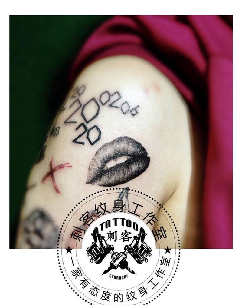 安吉丽娜朱莉嘴唇纹身图片_手臂纹身图案