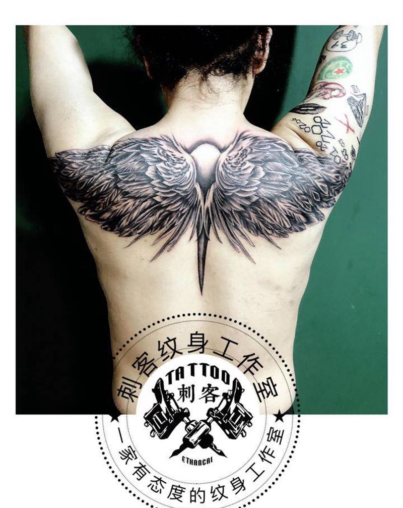 释小龙御用化妆师的翅膀纹身纹身图片_背部纹身图案