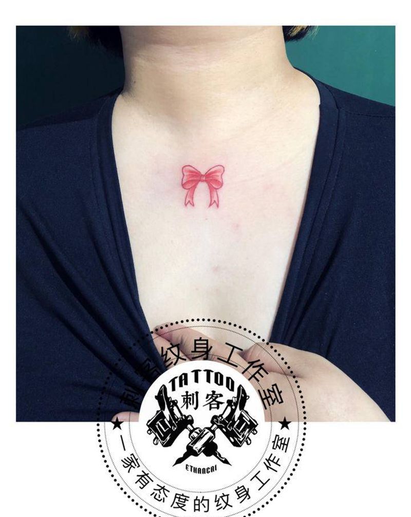 蝴蝶结纹身图片_颈部纹身图案
