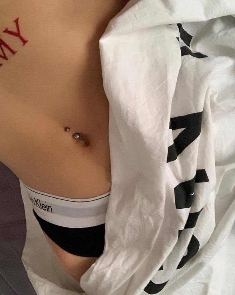 字母纹身图片_腹部花体字纹身图案