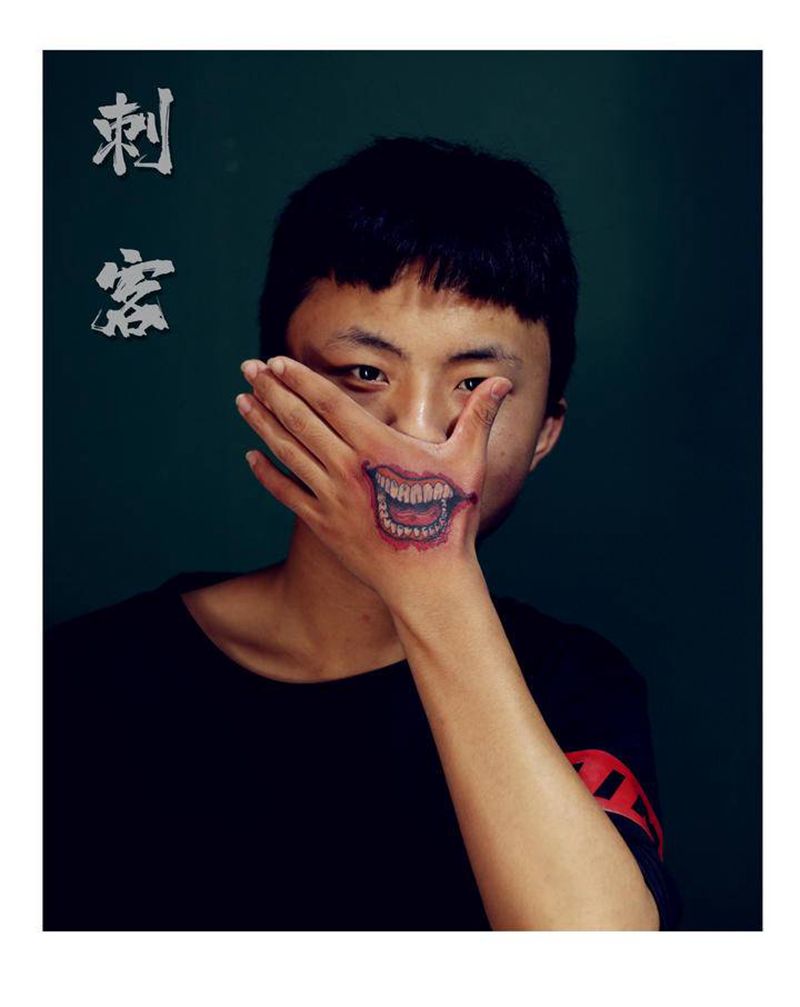 狂笑纹身图片_手部纹身图案