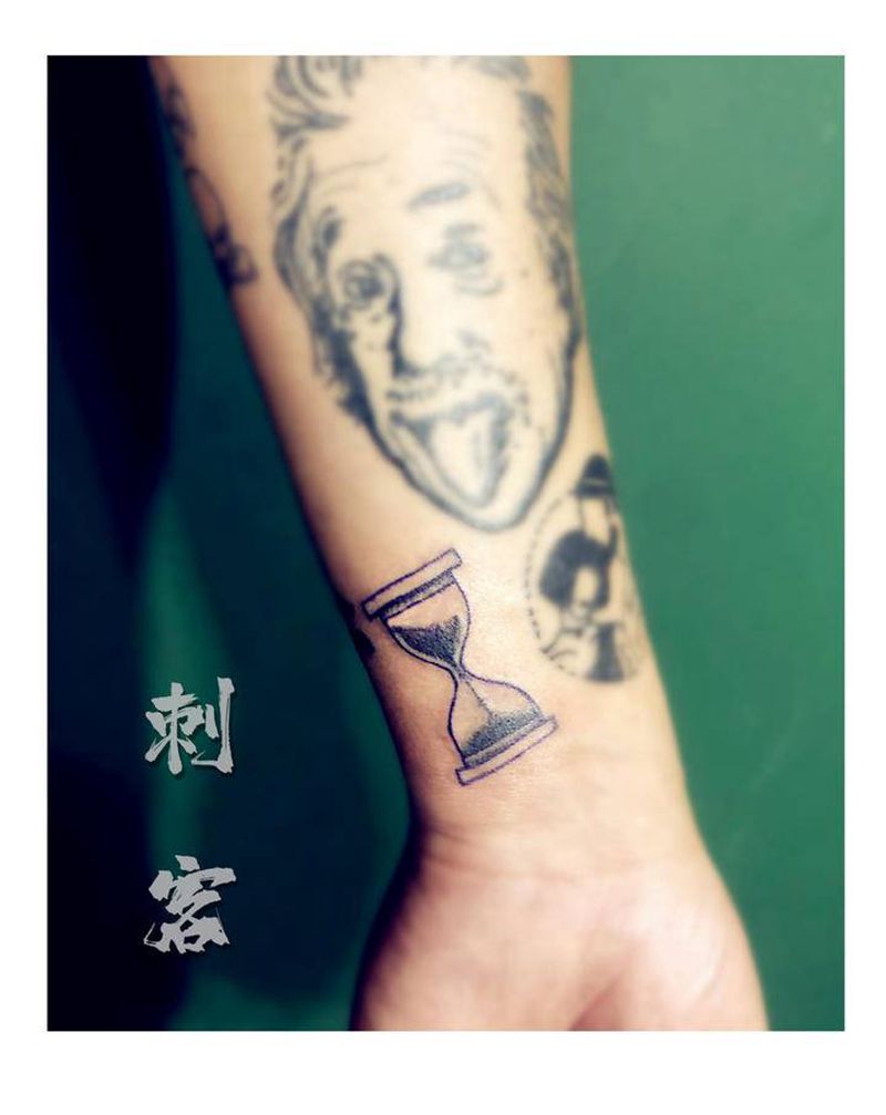 沙漏，浪花，银河系纹身图片_手臂纹身图案