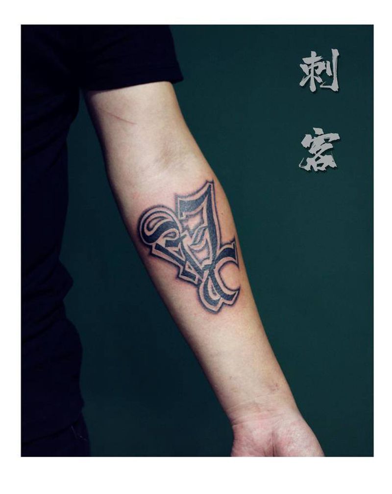 花体纹身图片_手臂纹身图案