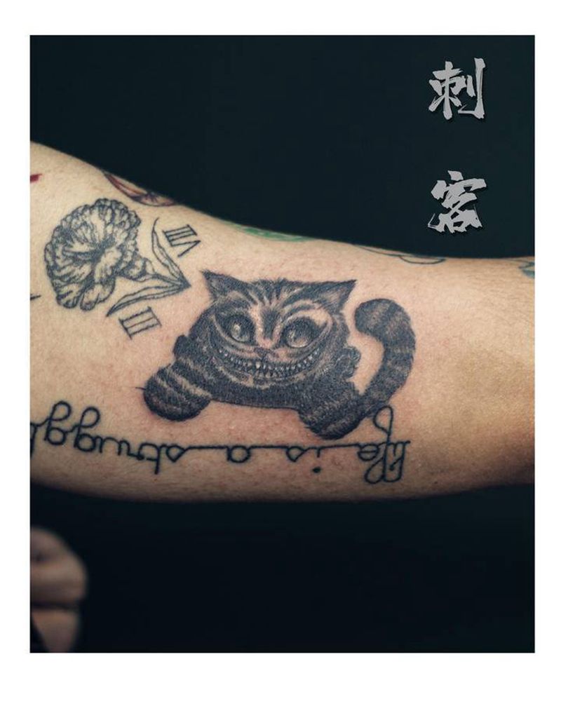 扭蛋机出来的图，爱丽丝梦游仙境纹身图片_手臂纹身图案