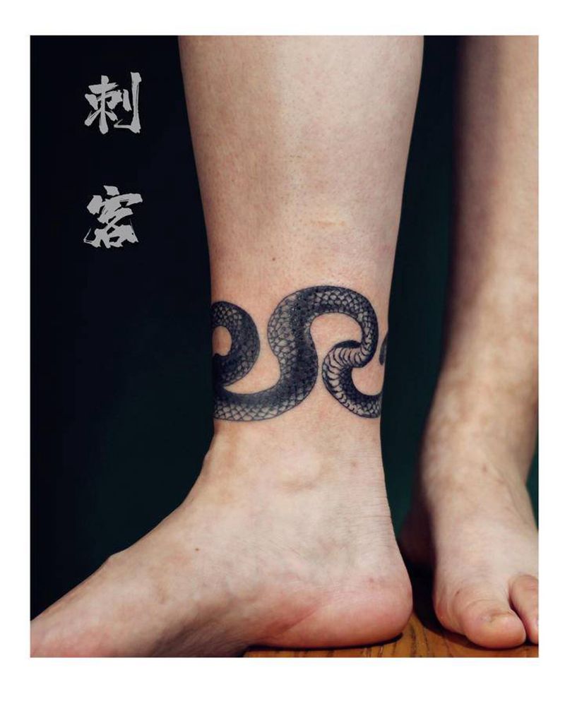 蛇腿环纹身图片_腿部纹身图案