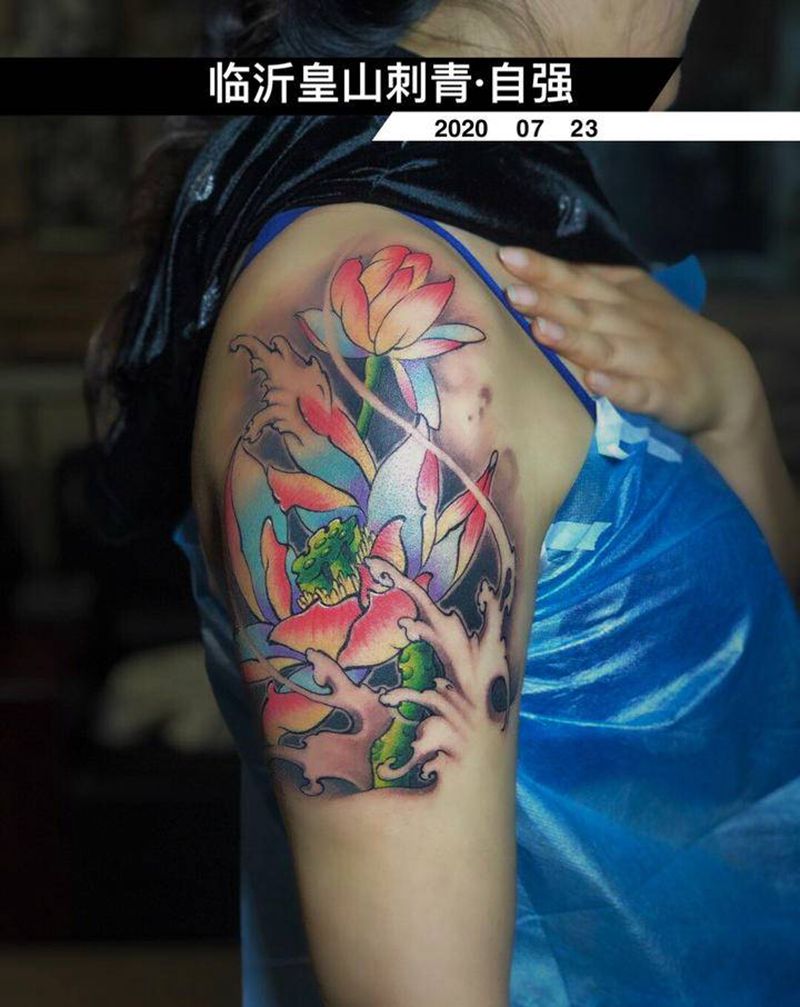 荷花纹身图片_手臂新传统纹身图案