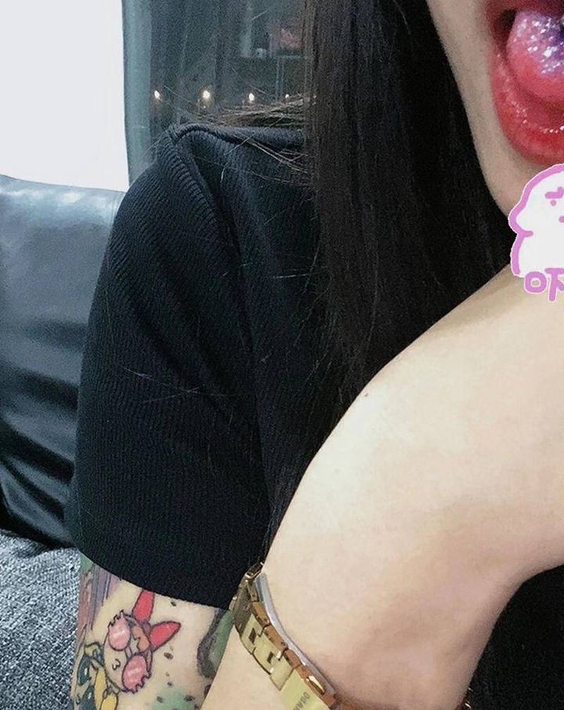 舌钉纹身图片_舌头纹身图案